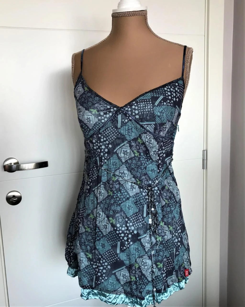 EDC Esperit hermosa blusa satinada forrada con un suave chaleco corto. – photo 7